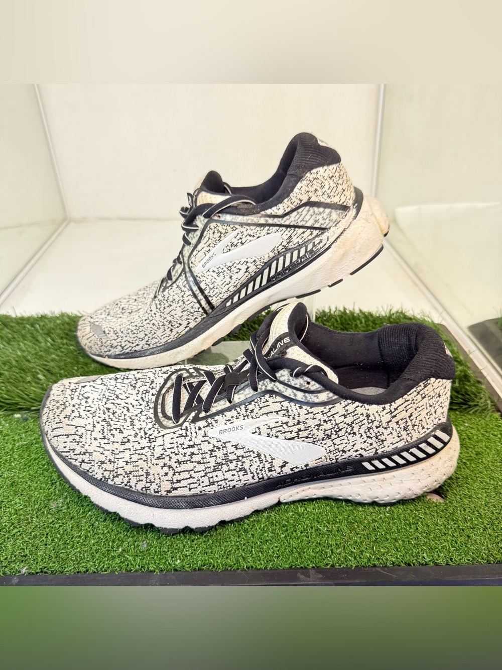 Brooks Womens Adrenaline GTS 20 Running Shoe - White/Black/Oyster - Sz 10